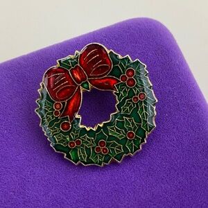 💛 Vintage Christmas Wreath Brooch with Red Bow and Holly Berries
